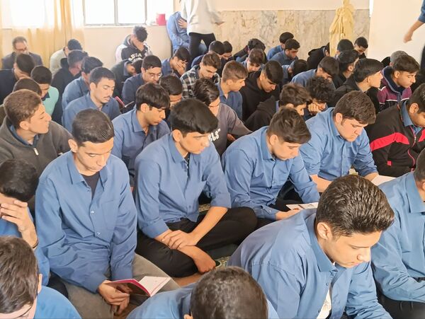 زمزمه‌های عاشورایی دانش‌آموزان در نمازخانه هنرستان شیخ‌الرئیس