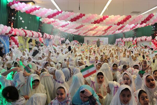 جشن عبادت ۱۳۰۰ نفر از دختران منطقه ۱۰ در مهدیه امام حسن مجتبی(ع)