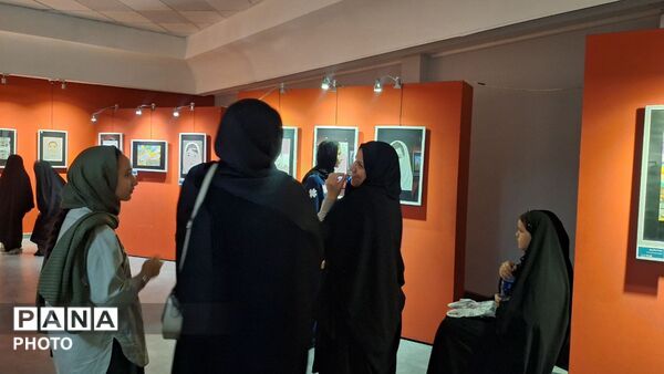 روایت هنرمندانه دانش‌آموزان مشهدی از شهدای میناب در نمایشگاه «زنگ پرواز»