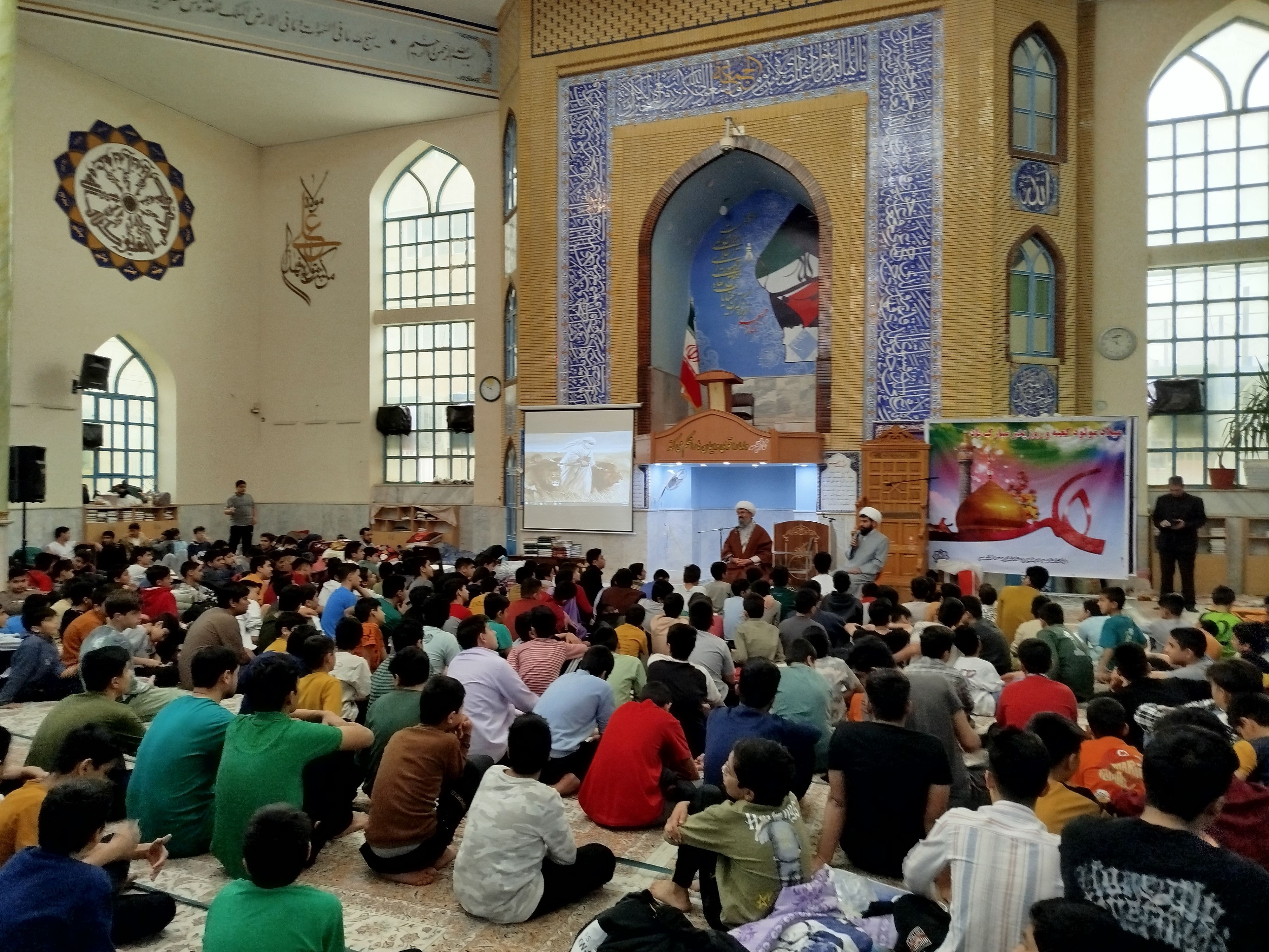 حضور امام جمعه شهرستان کاشمر در بین معتکفین دانش‌آموز در مسجد جامع شهرستان کاشمر 