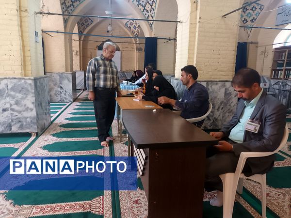 حضور مسئولان، مردم و رای اولی‌های چناران پای صندوق‌های رای در میدان انتخابات 