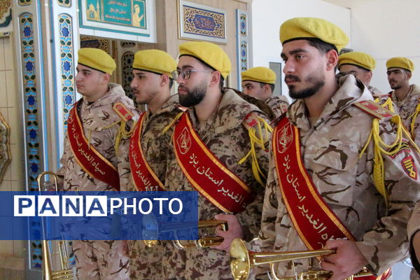 مراسم نمادین استقبال از امام خمینی (ره) در فرودگاه یزد 