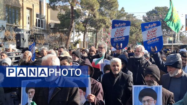 خروش مردم دامغان در راهپیمایی ۲۲ بهمن