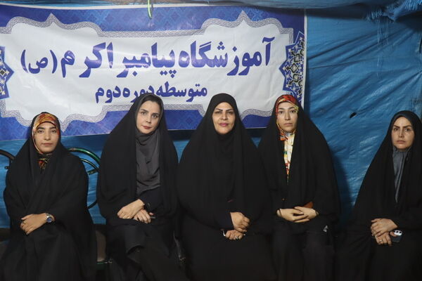 حضور در تجمعات شبانه در میدان شهید امام خامنه‌ای پاکدشت