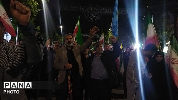 برای پنجاه و یکمین شب حسینیه امام شاهد حماسه مردم شد 