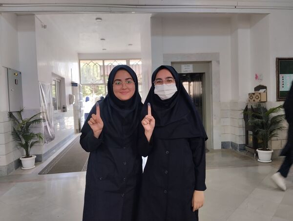 جلوه‌هایی از انتخابات شورای دانش‌آموزی در دبیرستان فرزانگان قم