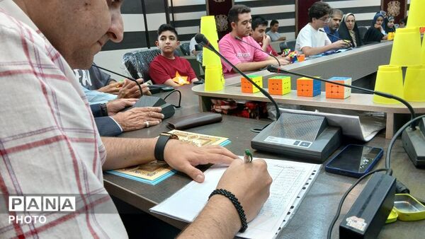 رقابت نفس‌گیر دانش‌آموزان یزدی در مسابقات مکعب روبیک و لیوان‌چینی