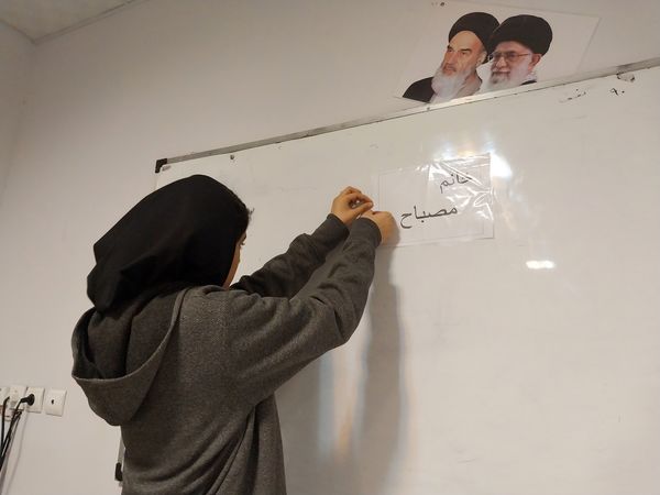 جلسه اولیا مربیان و تحویل کارنامه در دبیرستان سرافرازان