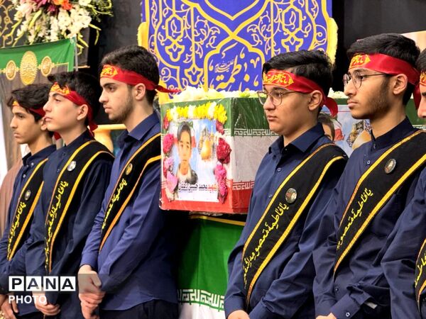 آیین وداع با پیکر مطهر دانش‌آموز شهید محمدحسین دهقان
