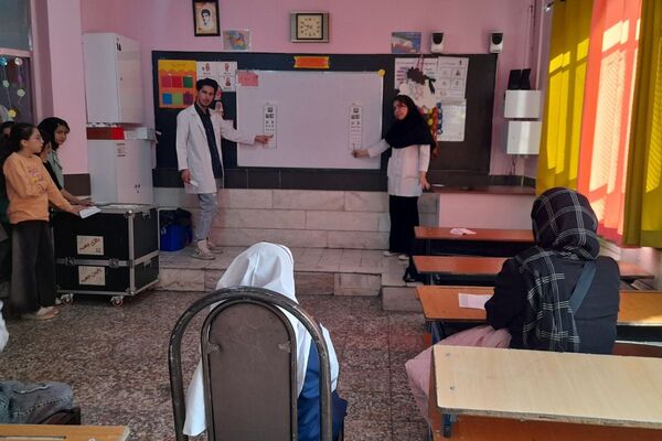 حضور پزشکان خیریه امام حسن عسگری برای غربالگری دانش آموزان دبستان میرشفیعی ها امری جهادی