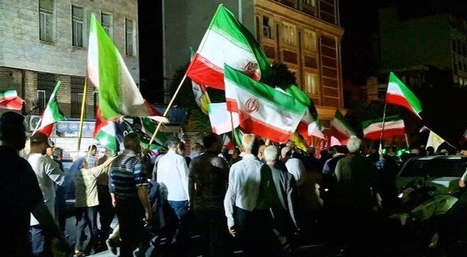 ملت ایران همچنان پای کار هستند 