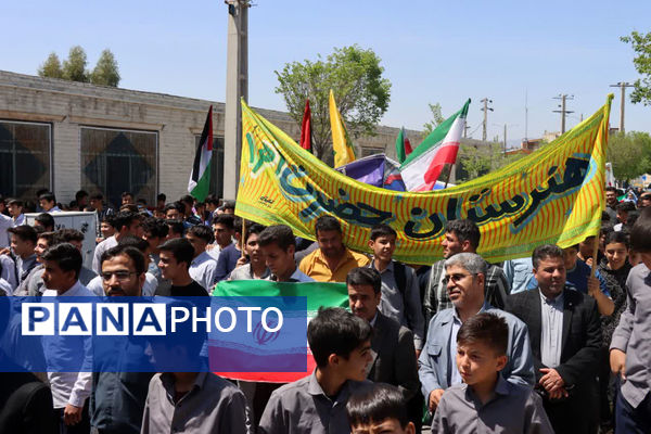 راهپیمایی دانش‌آموزان جعفرآباد قم در اعلام حمایت از عملیات وعده صادق