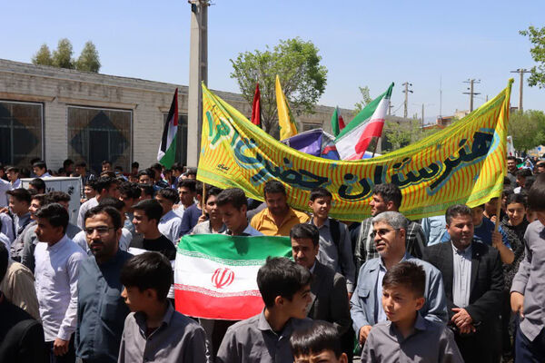 راهپیمایی دانش‌آموزان جعفرآباد قم در اعلام حمایت از عملیات وعده صادق