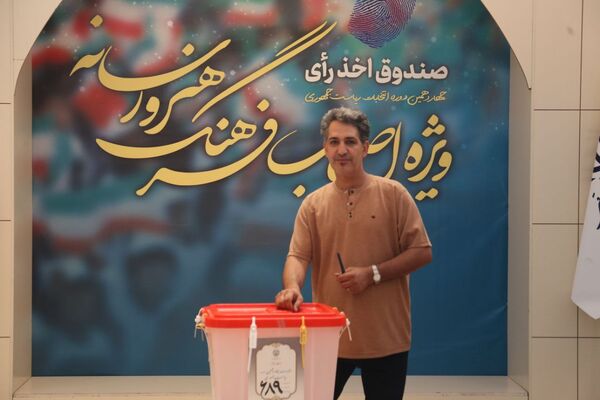 حماسه رأی اولی‌ها در کنار هنرمندان و اصحاب رسانه 