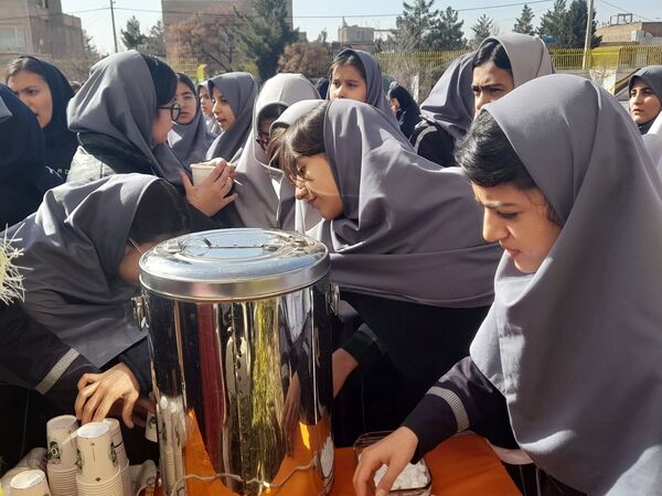 برپایی چایخانه به مناسبت میلاد امام عصر(عج)در دبیرستان نمونه وکیلی ۱۰