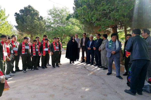 حضور دانش‌آموزان پیشتاز دبستان شهید شوشتری در کوهستان پارک شهرستان فاروج