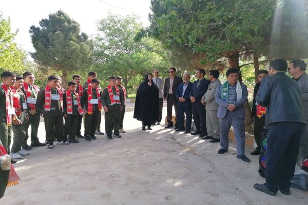 حضور دانش‌آموزان پیشتاز دبستان شهید شوشتری در کوهستان پارک شهرستان فاروج