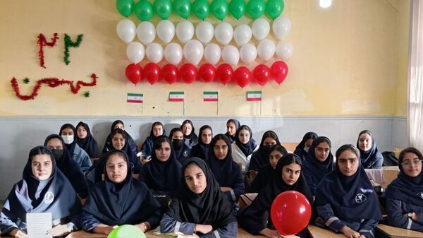 حضور حماسی دانش‌آموزان «شهدای فرهنگی ۲» در جشن سالگرد پیروزی انقلاب اسلامی  