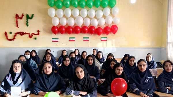حضور حماسی دانش‌آموزان «شهدای فرهنگی ۲» در جشن سالگرد پیروزی انقلاب اسلامی  