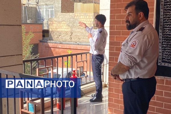 حضور قهرمانان بی‌ادعا در مدرسه حاج مهدی رسولی در هفته پدافند غیر عامل