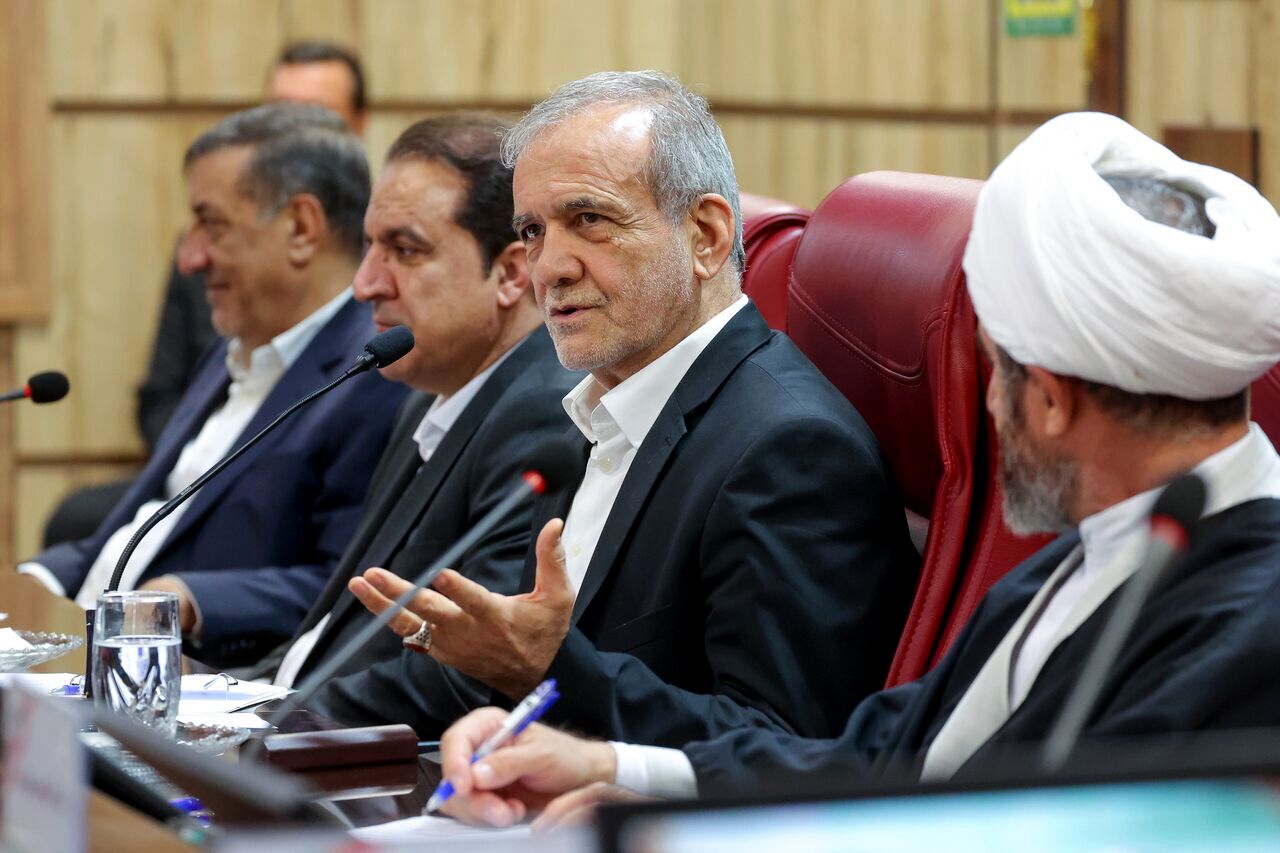 دولت خود را موظف به فراهم کردن بسترهای رشد و توسعه استان ایلام می‌داند