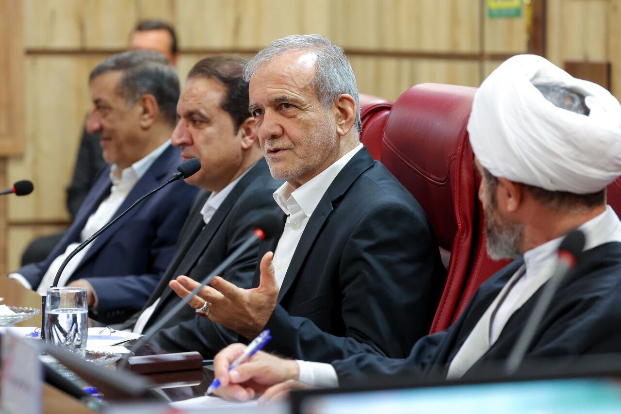 دولت خود را موظف به فراهم کردن بسترهای رشد و توسعه استان ایلام می‌داند