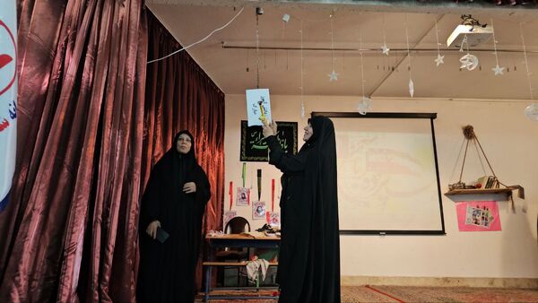 آیین گرامیداشت روز دانش‌آموز با حضور مسئولان منطقه ۱۳ در دبیرستان طلیعه شاهد
