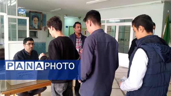 انتخابات شورای دانش‌آموزی دبیرستان نمونه دولتی معلم ساوجبلاغ 