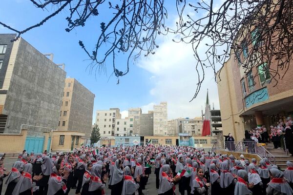 جشن پیروری انقلاب اسلامی در دبستان شهید آقچه‌لو رباط‌کریم