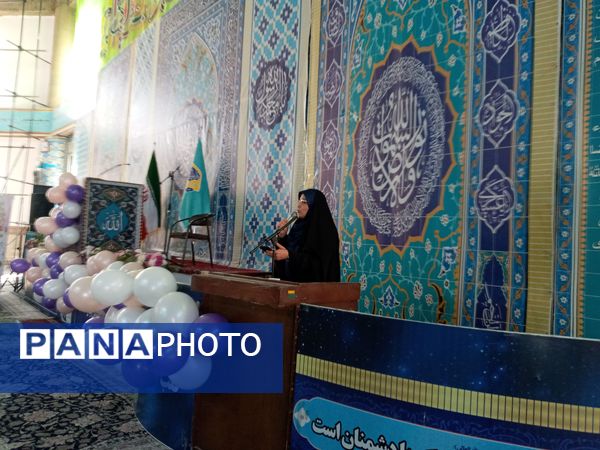 دکلمه‌خوانی دانش‌آموزان در مقابل مادران شهرستان قدس به‌مناسبت روز مادر