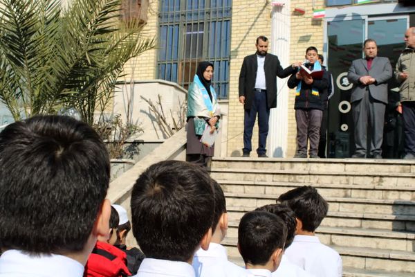 به مناسبت دهه فجر پرچم جمهوری‌اسلامی‌ایران در آموزش و پرورش منطقه۱۰ به اهتزاز درآمد