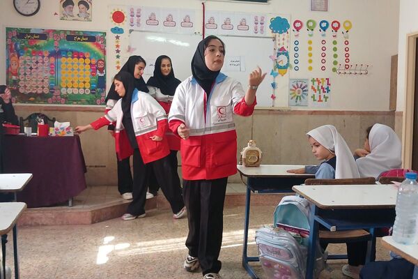 مانور تخلیه اضطراری و آمادگی برای لحظات بحرانی در مدرسه معراج بهارستان‌دو