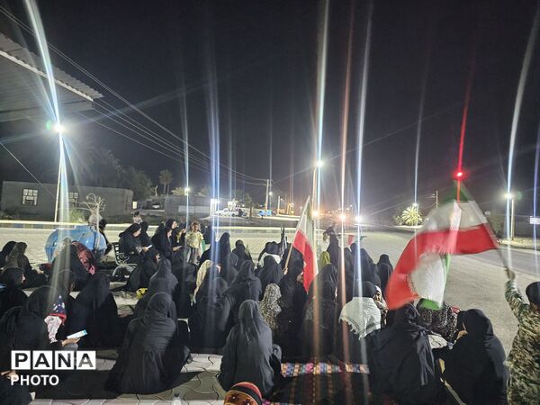 جلوه معنوی در سندرک؛ پرچم متبرک حرم اباعبدالله (ع) و عبای رهبر معظم انقلاب در تجمع مردمی
