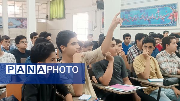 جلسه تبادل تجربه با رتبه ۵ کنکور در دبیرستان شاهد ابوذر غفاری 