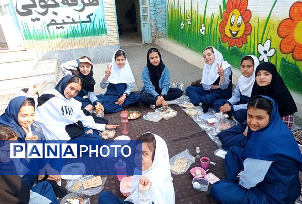 صبحانه سلامت و روز جهانی تخم مرغ در مدرسه شهید خاقانی شهرستان شیروان