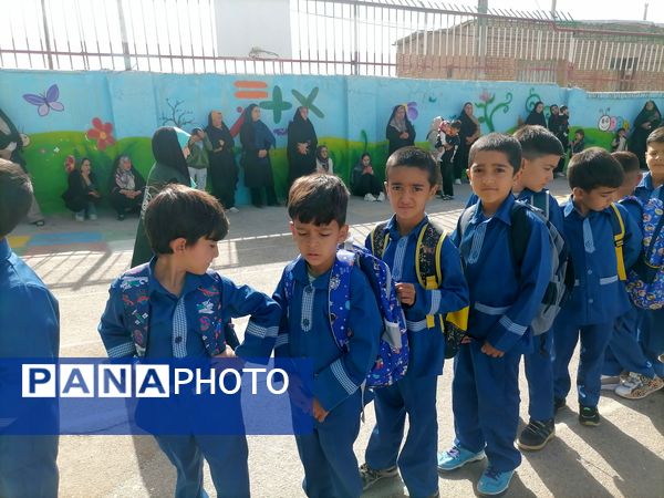 جشن شکوفه های کلاس اولی در دبستان شهید سید خلیل رضوی شهر بارنیشابور