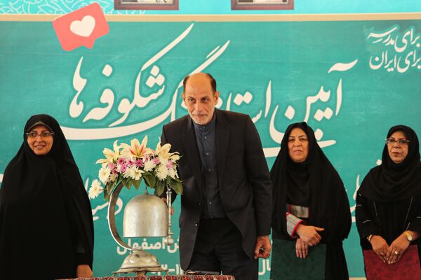 جشن شکوفه‌ها در مدرسه ندای اسلام اصفهان