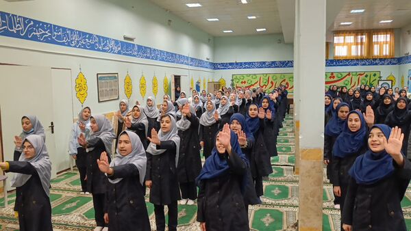 همخوانی سرود «ایرانمون» در دبیرستان حضرت معصومه (س) ناحیه 4 کرج 