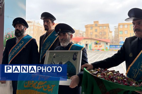 خادمان مسجد جمکران پرچم متبرک را به مدرسه شهید همت آوردند