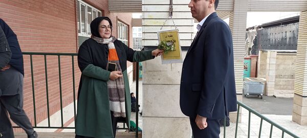 دیدار مدیریت آموزش و پرورش شهریار با دانش‌آموزان مدرسه توحید به مناسبت هفته پژوهش