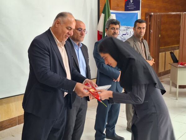 تجلیل از دانش‌آموزان مقام آور و فعالان جشنواره نوجوان خوارزمی