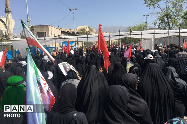 مصلی، غرق در اشک و بدرقه