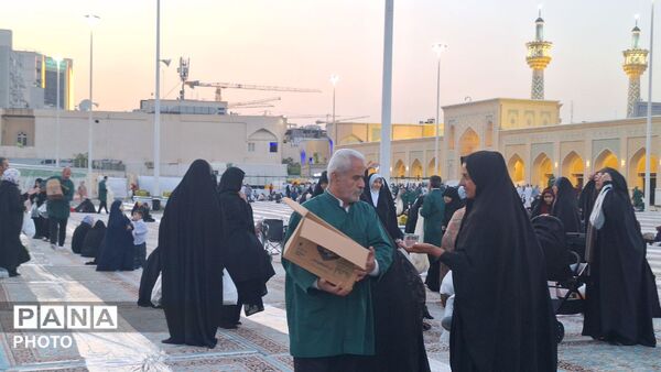«سفره پدری» در حرم امام رضا (ع) پهن شد
