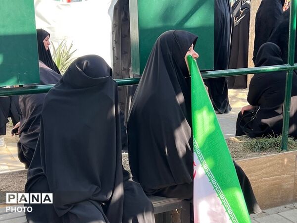 تشییع پیکر شهید رحمت الله عباسی ولدی بر دستان مردم کرج