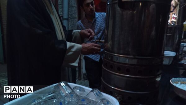 چایخانه حوزه علمیه گلشن؛ روایتگر ارادت به رهبر امت اسلام