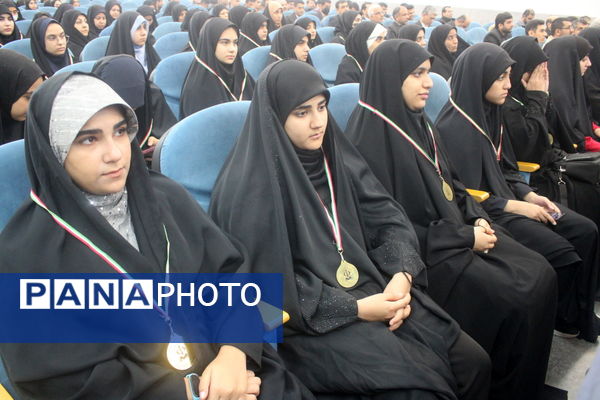 تجلیل از دانش‌آموزان تراز انقلاب اسلامی استان بوشهر