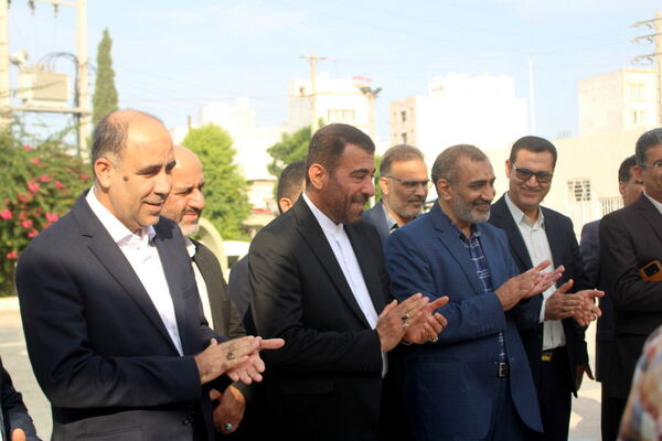 عطر افشانی مزار مطهر شهدای فرهنگی و دانش‌آموز شهرستان بوشهر  