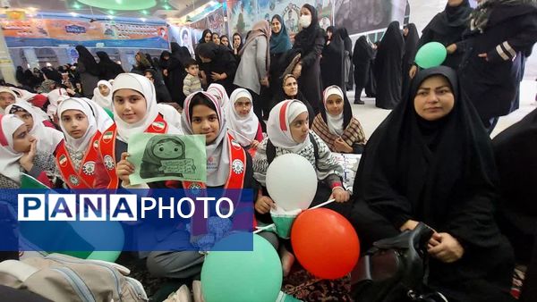 دانش آموزان دبستان بی بی کیا در راهپیمایی ۱۳ آبان