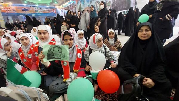دانش آموزان دبستان بی بی کیا در راهپیمایی ۱۳ آبان