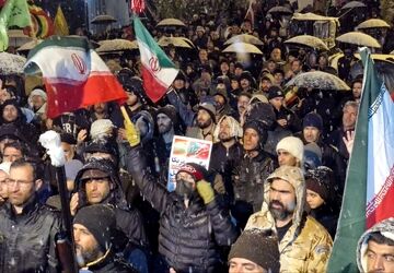 حضور پرشورشبانه مردم نورآباد لرستان در روزی که در چند مرحله مورد حمله هوایی قرار گرفتن